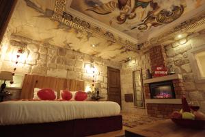 奥塔希萨尔Corner İn Cappadocia的一间设有床铺和石墙的房间