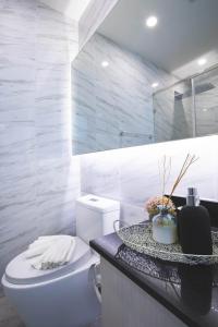 卡马拉海滩Oceana Phuket A51的白色的浴室设有卫生间和水槽。