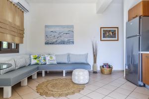 斯科派洛斯Lemon Casa的客厅配有蓝色沙发和冰箱