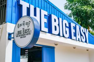 暹粒The Big Easy Siem Reap的蓝色和白色建筑的侧面标志