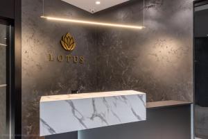 瓦尔纳Lotus Luxury Rooms的墙上挂着莲花标志的商店的大厅