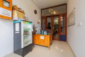 坎古Prama Beach Canggu by The Loka的一间设有冰箱和柜台的房间