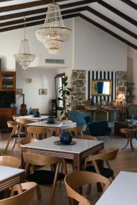 TorracaALTANA的用餐室配有桌椅和吊灯。