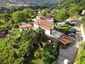 特拉蒙蒂Agriturismo Mare e Monti的村庄房屋的空中景观