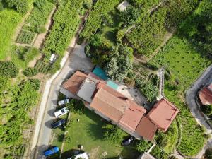 特拉蒙蒂Agriturismo Mare e Monti的享有带庭院的房屋的顶部景致