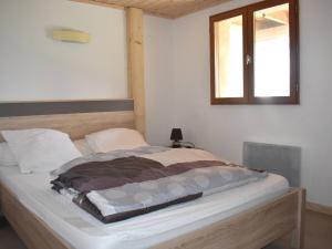 丰罗默奥代洛维亚Chalet Font-Romeu-Odeillo-Via, 4 pièces, 8 personnes - FR-1-580-10的窗户客房内的一张大床