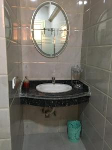 卢克索Villa Elkoumy Apartments的一间带水槽和镜子的浴室