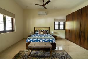 班加罗尔Luho 125的一间卧室配有一张床和吊扇