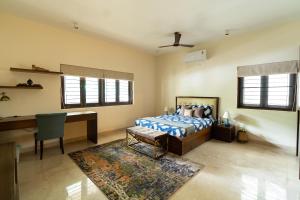 班加罗尔Luho 125的一间卧室配有一张床、一张桌子和一张桌子