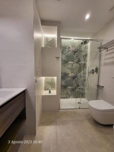 巴里APARTMENT ANDROMEDA的带淋浴和卫生间的白色浴室