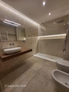 巴里APARTMENT ANDROMEDA的浴室配有盥洗盆、卫生间和浴缸。