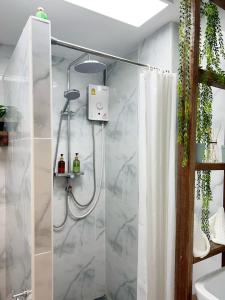 曼谷Cozy chic Silom townhouse studio 2-4的浴室内配有白色淋浴帘。
