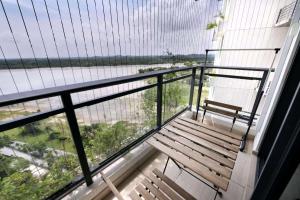 16 Forest City homestay-free WIFI-森林城市民宿的阳台或露台