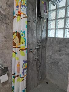 Ban LamaiJuliet Home Samui的浴室内配有淋浴帘。