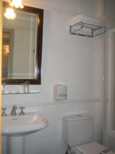 昆卡卡诺瓦斯旅馆的一间带水槽、卫生间和镜子的浴室