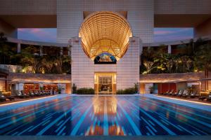 新加坡The Ritz-Carlton, Millenia Singapore的大楼前的游泳池
