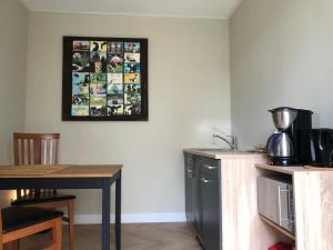 Koewacht't stippie的厨房配有桌子和墙上的照片