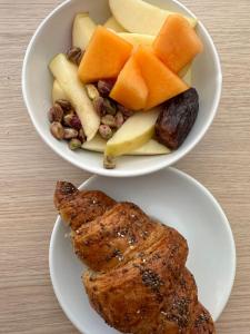 卡托利卡Hotel Sylva的两碗食物,包括肉类、水果和坚果