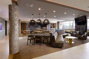 圣安东尼奥SpringHill Suites by Marriott San Antonio Northwest at The RIM的一间带桌子的客厅和一间餐厅