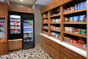 圣安东尼奥SpringHill Suites by Marriott San Antonio Northwest at The RIM的一家杂货店,里面装有两台大冰箱和食物