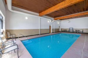 比尤特Wingate by Wyndham Butte City Center的一座大型游泳池,位于一座拥有木制天花板的建筑中