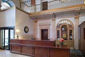 巴尔的摩巴尔的摩市区/内港斯普林希尔万豪套房酒店的大楼内带长凳的审判室