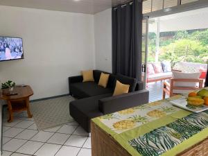 帕皮提Fare Manatea 19的客厅配有沙发和桌子