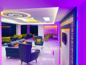 DargeçitZ&A kılıç apart otel的客厅配有紫色和黄色的椅子和桌子