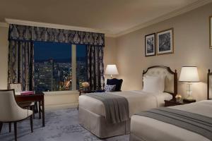 大阪大阪丽思卡尔顿酒店的酒店客房设有两张床和窗户。