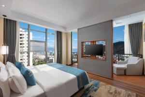 大理大理戴斯温德姆酒店的酒店客房设有一张大床和一台电视。
