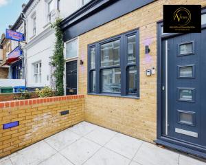 伦敦2 Bedroom Apartment by AV Stays Short Lets Southwark London的一座带蓝色门和砖墙的建筑