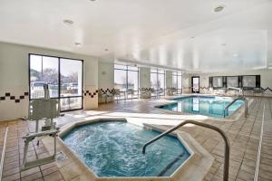 林夕昆高地SpringHill Suites by Marriott Baltimore BWI Airport的一个带spa的酒店客房内的大型游泳池
