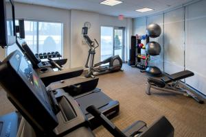奥尔巴尼SpringHill Suites by Marriott Albany Latham-Colonie的一间健身房,里面配有数台有氧运动器材和一台电视机