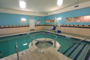 奥尔巴尼SpringHill Suites by Marriott Albany Latham-Colonie的室内游泳池和游泳池
