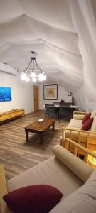 Al ḨamrānīyahDesert Breeze Farm Resort的带沙发和桌子的客厅