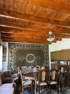 ChʼkhorotsquGuesthouse "Kvara"- Mukhuri的客厅配有桌椅和沙发