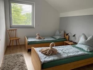 塞博登Arcana的两张床铺,房间有两个天鹅