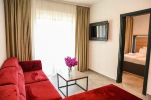 乌尔齐尼Apartments Montenegro Hills Ulcinj的客厅配有红色的沙发和桌子