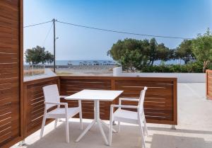 依拉佩特拉Long Beach Resort的海滩景阳台配有桌椅