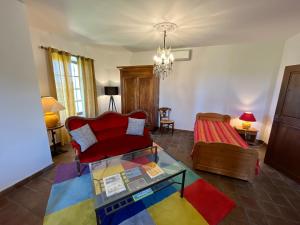 莱蓬特Le Mas Saint Jacques的客厅配有沙发和桌子