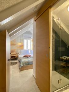 维斯House Malena - Rooms的一间卧室设有一张床和一个滑动玻璃门