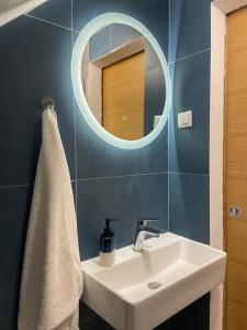 维斯House Malena - Rooms的一间带水槽和镜子的浴室