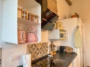 贝拉新镇Apartamento Atalantar的厨房配有墙上的茶壶