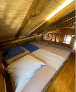 波尔兰特Bungalows Lanar'am Kaladja -1的小型客房中间的一张床