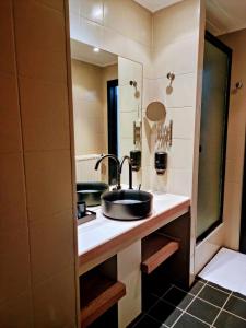 胡法利兹Hotel L'ermitage的一间带水槽和镜子的浴室