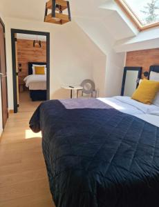 胡法利兹Hotel L'ermitage的一间卧室配有一张大床和黑色毯子