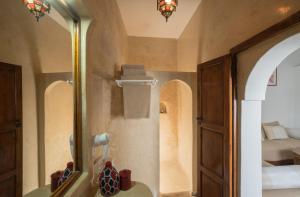 索维拉莱德阿耶索维拉酒店的一间带水槽和镜子的浴室