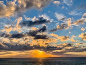 朱拜勒德蒙佩尔酒店的日落时分,在海洋上空的云天