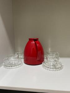 帕尔马斯Flat Davisis 3 - PX da JK的架子上的一个红茶壶和三道玻璃盘子