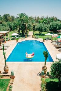 马拉喀什La Villa Des Golfs & PinkCactus的一座游泳池,里面装有橡皮鸭,